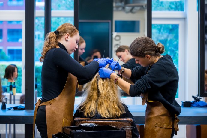 Studenten Haarstylist verven het haar van een klant